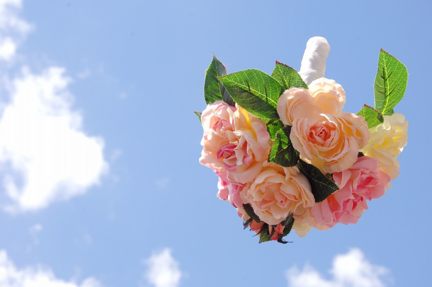 結婚式で欠かせないイベントのブーケトスとは 次世代に伝えたい ニッポンのマナー と冠婚葬祭